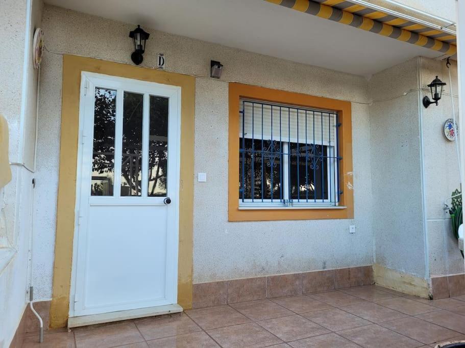 Apartamento Bajo Con Terraza Y Piscina Torrevieja Dış mekan fotoğraf